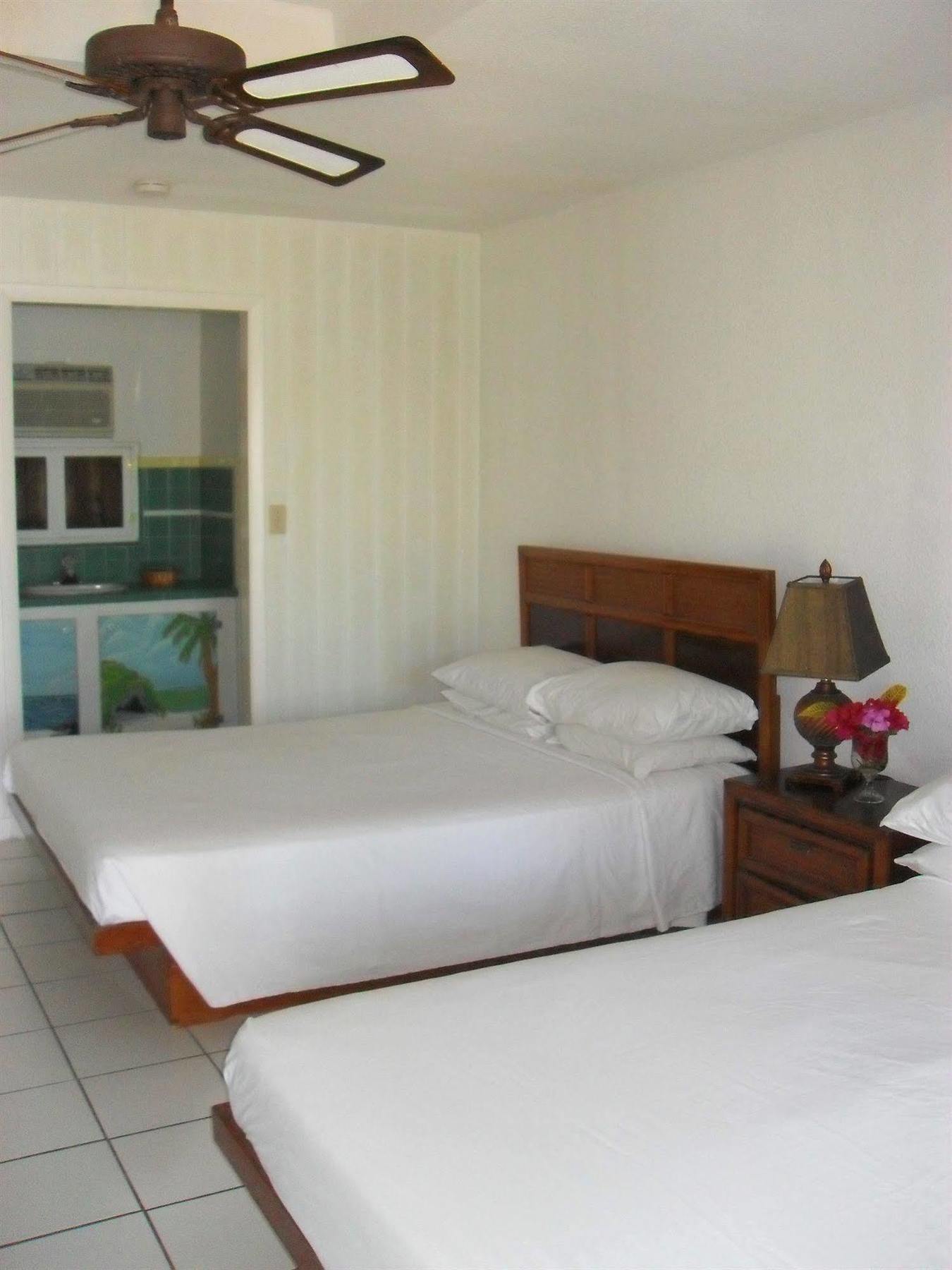 Pelican Beach Hotel Whitby Ngoại thất bức ảnh