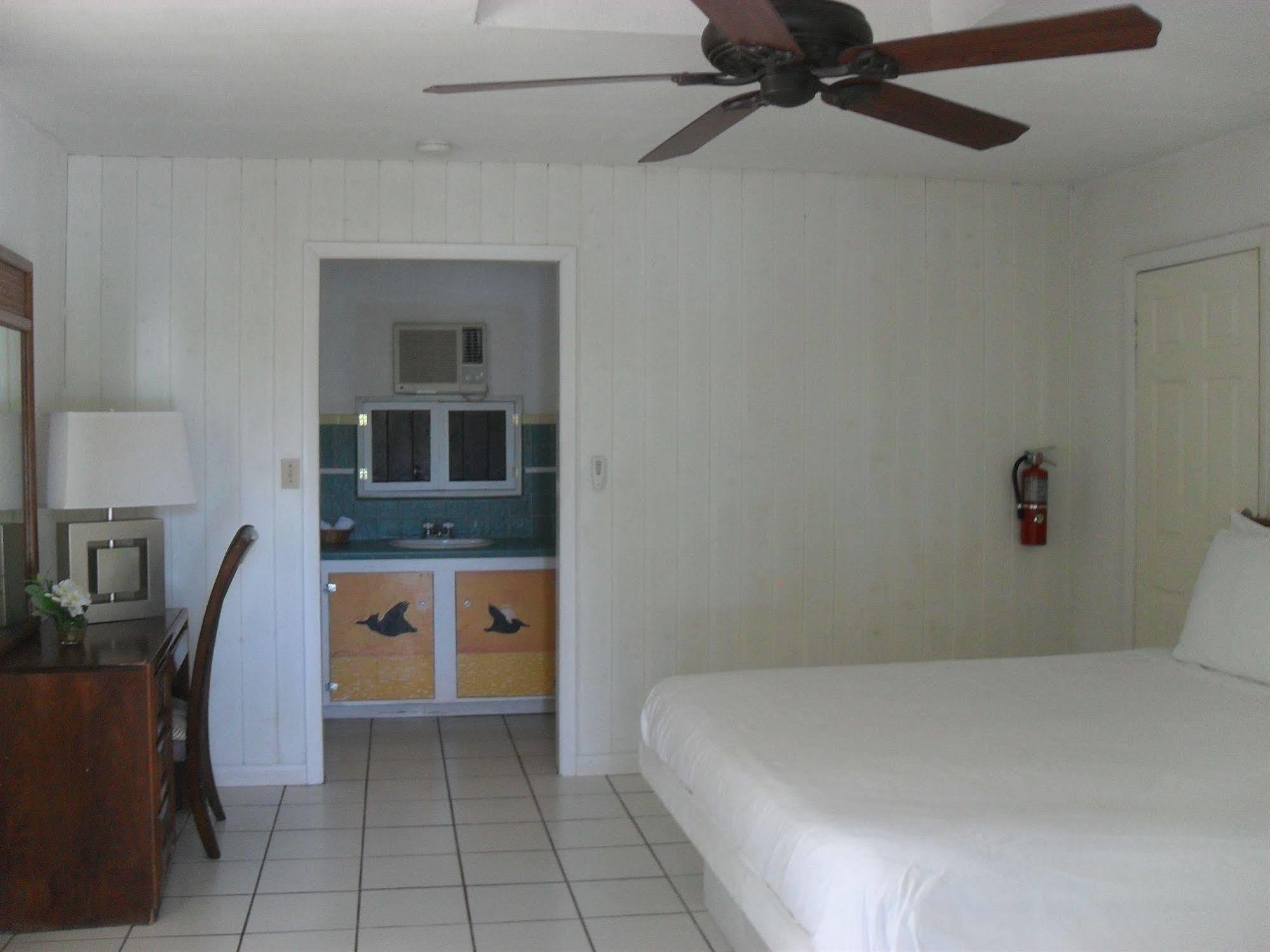 Pelican Beach Hotel Whitby Ngoại thất bức ảnh